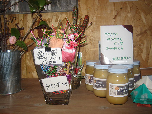 咲いたラベンダーはクラフトでも大活躍。飯田ならではの水引を使った匂い袋 （写真提供：橋南まちづくり委員会）