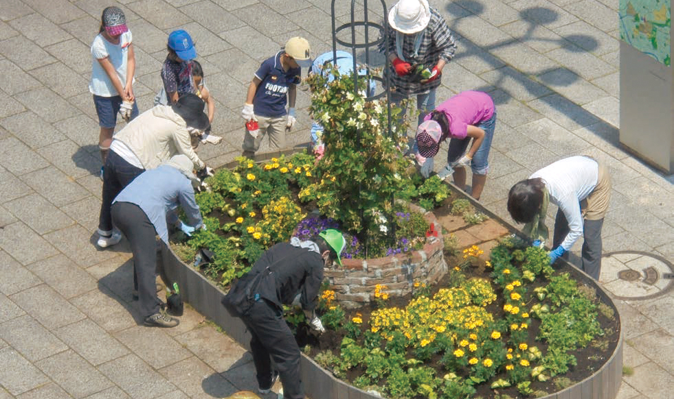活動のシンボルでもある花壇造り。地域の皆が協力し合いながら夏の草花を植栽する様子。冬も同様に造る。