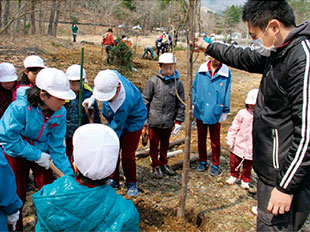 植樹には地元の子どもたちも参加。